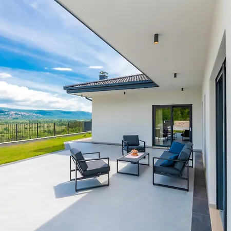 Lovely In With Outdoor Swimming Pool Сasa de vacaciones